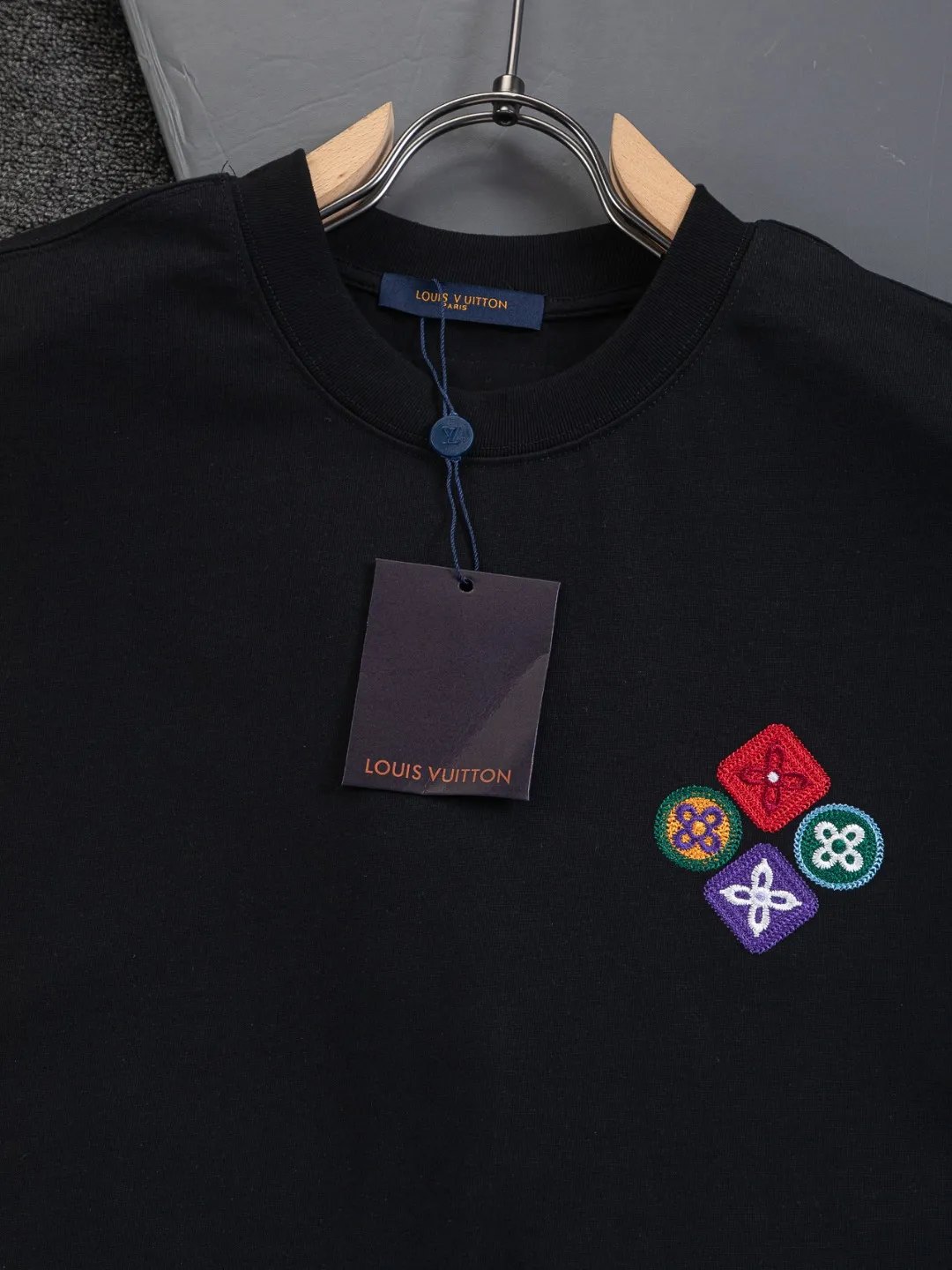 🅿️190 Louis Vuitton 1V LV lv micro-wide version S-XL LV 26ss new products are available at the counter simultaneously. Multiple craftsmanship. Colorful 🍀four-leaf clover🪡embroidery on the chest. Straight color four-leaf clover🍀🪡embroidered logo on the back. Round neck short-sleeved T-shirt, same style for men and women! Consigned to one-to-one creation. Synchronized with the official website, pure cotton fabrics at the counter! It is close to the skin and comfortable, durable and easy to wear. It has a classic and simple logo design and meticulous original craftsmanship. Short-sleeves, a must-have item for men, do not appear to be the same for the general public, but must be unique and eye-catching. This LV short-sleeve is all about quality, comfort, the same shape and fashion as always, including fabrics and cutting techniques. All of them have been made with great effort! 320 grams of washed pure cotton fabric, pure cotton is breathable, very refreshing and comfortable for daily wear. The rib knitting on the neckline is smooth and tight, and the neckline will not be skewed if you toss it at will. The loose version, you will find that it looks really good on the upper body. The overall is minimalist and neat, super versatile for daily use! Pair it casually with a pair of pants for a youthful look. A T-shirt will make your outfit crazy. It is a fashionable item that can never go wrong! Color: Black White Size: S-XL Size chart: S: Shoulder width 50-Bust 56-Length 70 M: Shoulder width 52-Bust 57-Length 72 L: Shoulder width 54-Bust 59-Length 74 XL: Shoulder width 56-Bust 62-Length 76